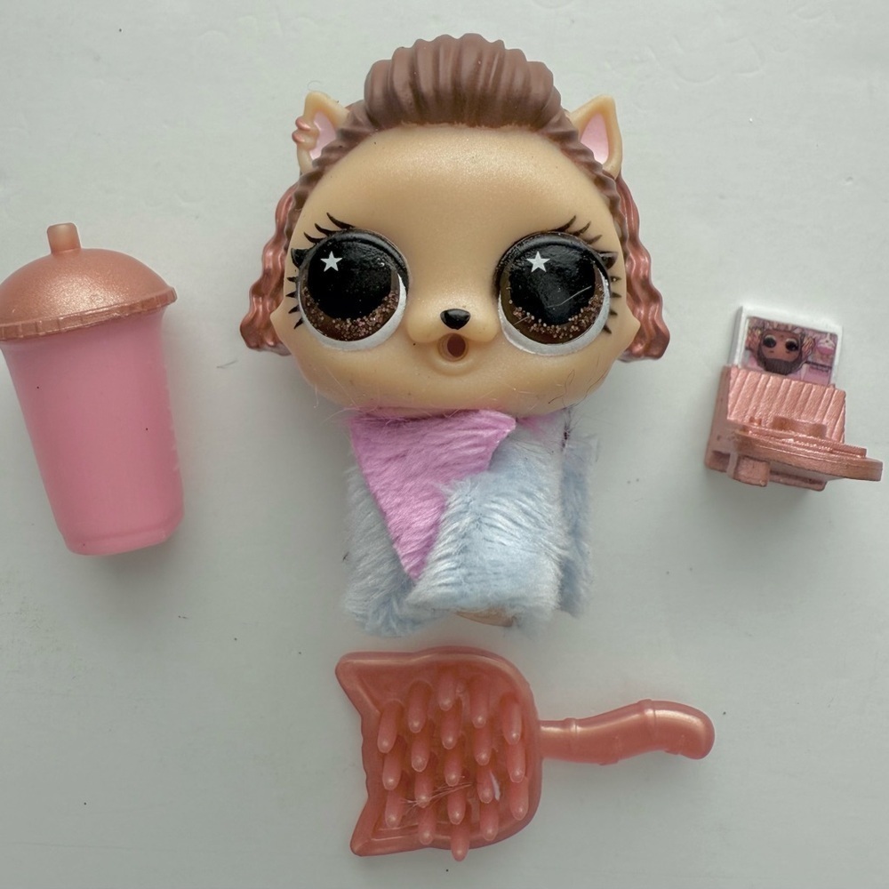 L.O.L. Pet with Accessories in Gold Glittery Globe
